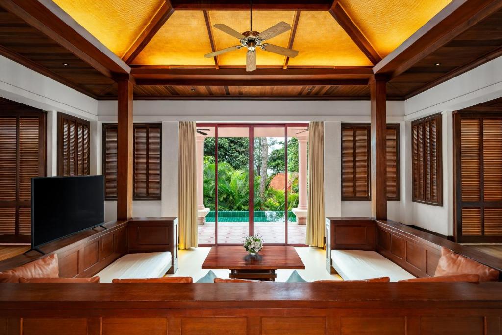 סנטרה גראנד ביץ’ ריזורט פוקט (Centara Grand Beach Resort Phuket)