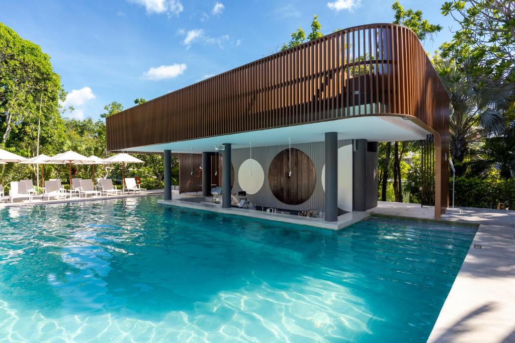 סנטרה קרון ריזורט פוקט (Centara Karon Resort Phuket)
