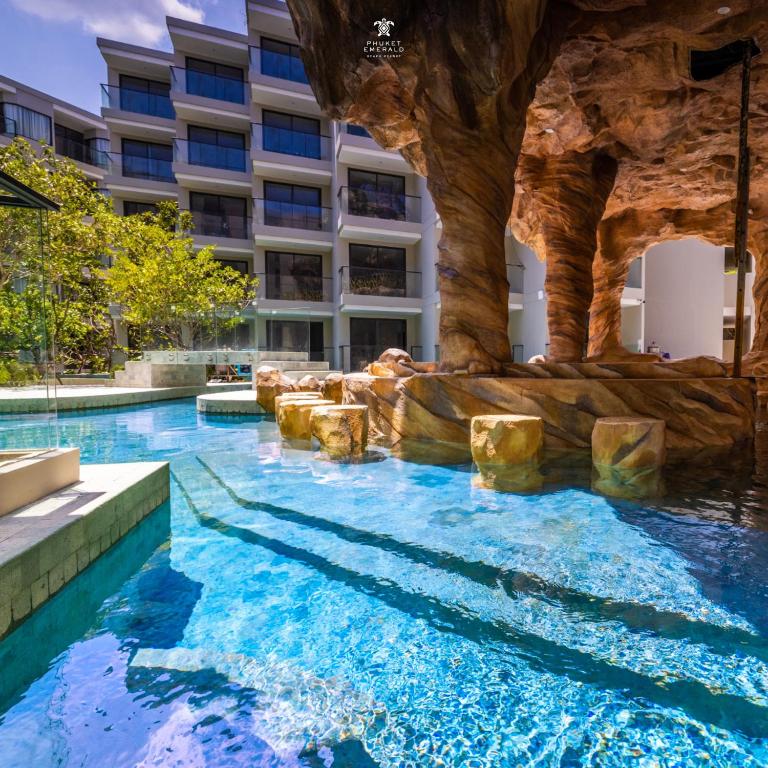 פוקט אמרלד ביץ’ ריזורט (Phuket Emerald Beach Resort)