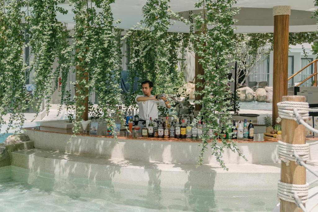פוקט אמרלד ביץ’ ריזורט (Phuket Emerald Beach Resort)