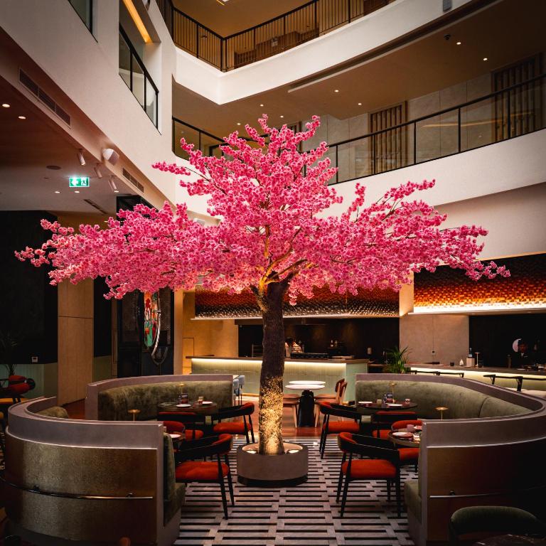 אם סושיאל פוקט (M Social Hotel Phuket)