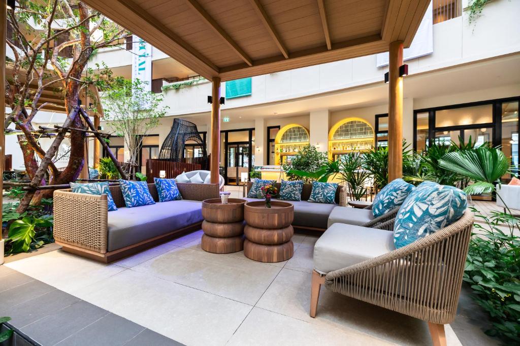 אם סושיאל פוקט (M Social Hotel Phuket)