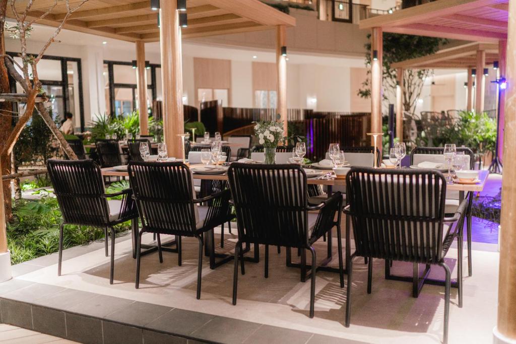 אם סושיאל פוקט (M Social Hotel Phuket)
