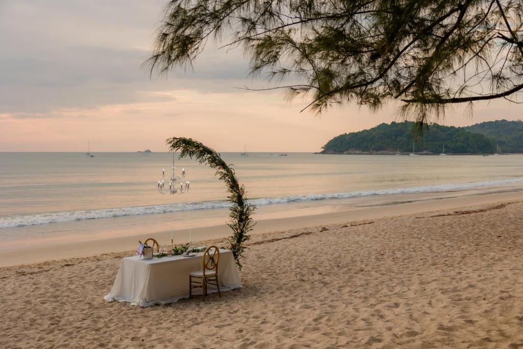 קורה ביץ’ ריזורט (Kora Beach Resort Phuket)